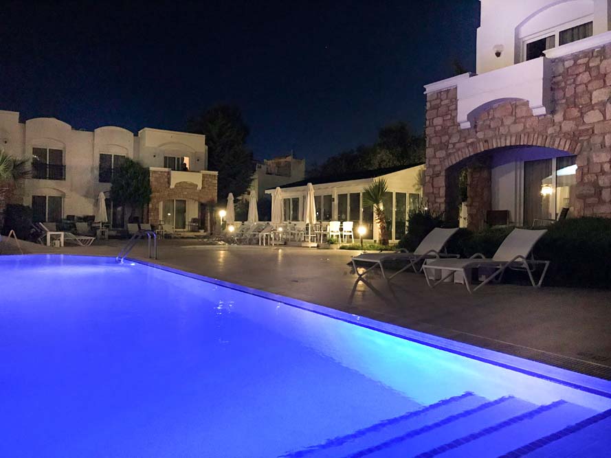 Costa Sarıyaz Hotel bahçe ve havuz görünümü